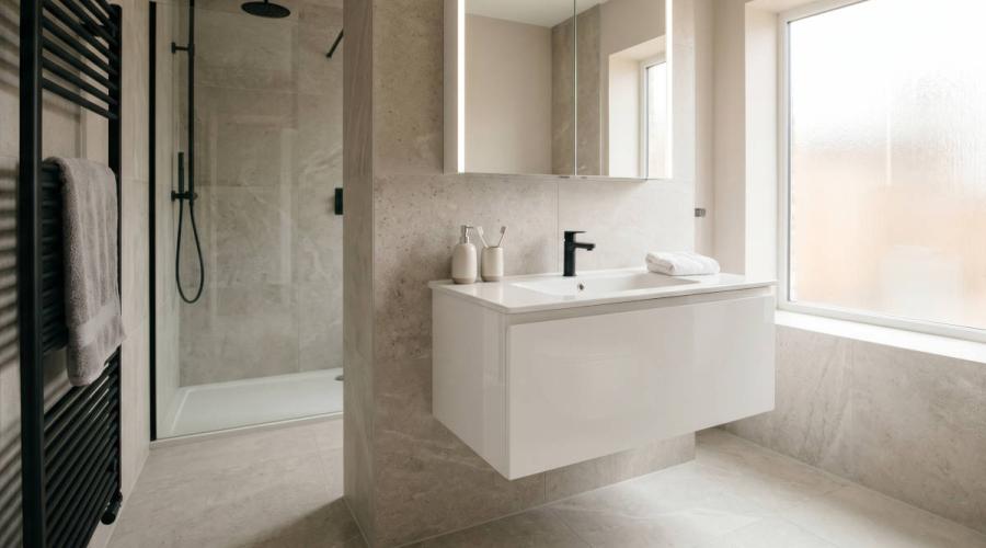 Bien planifier les meubles de salle de bain : rangement, dimensions et matériaux pour chaque taille de pièce