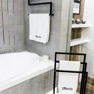 Porte-serviettes sur pied SERAM 600 – design minimaliste en noir mat - Image supplémentaire